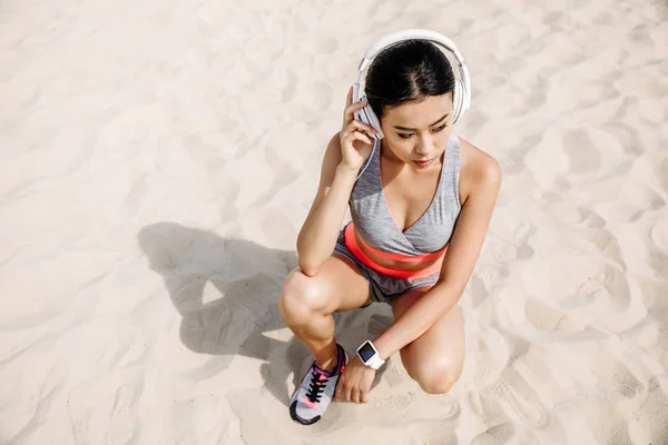 Asiático sportswoman con auriculares - foto de stock
