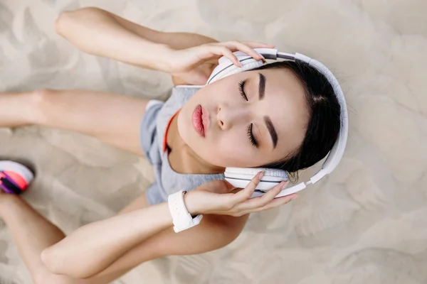 Woman listening music with headphones — Stock Photo