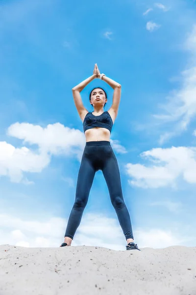 Mujer con namaste mudra - foto de stock