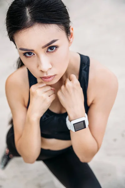 Asiatique sportive avec smartwatch — Photo de stock