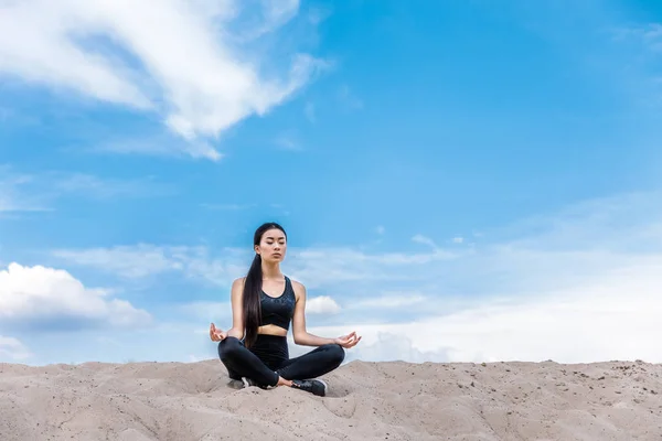 Femme méditant dans la pose de yoga lotus — Photo de stock