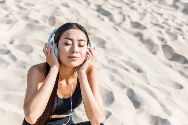 Asian woman listening music — Stock Photo