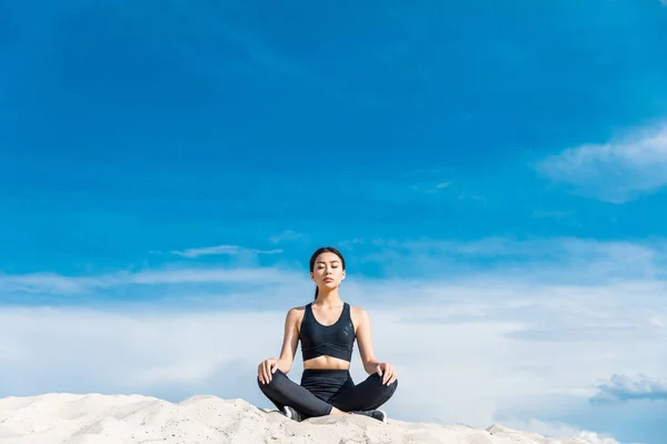 Mujer meditando en pose de loto - foto de stock