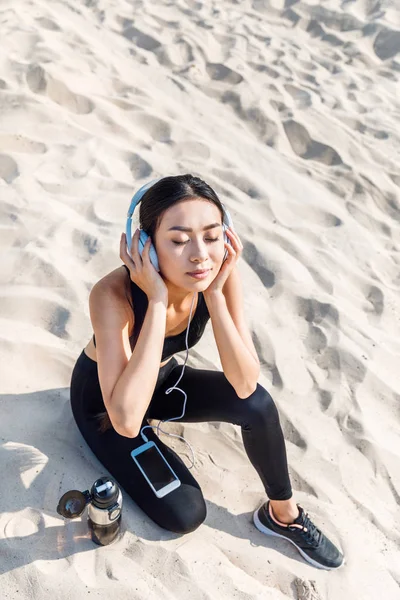 Спортсменка слушает музыку — стоковое фото