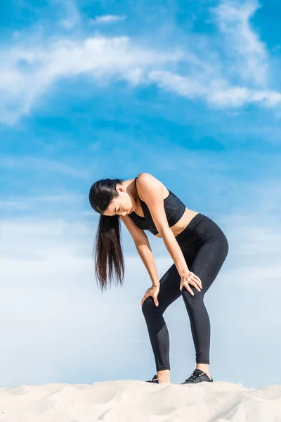 Erschöpfte Sportlerin gegen Himmel — Stockfoto