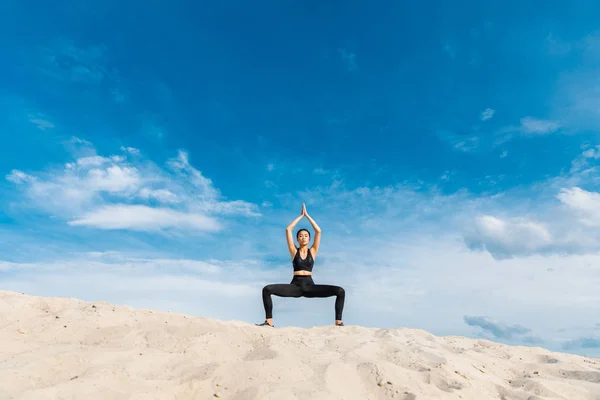 Mujer practicando yoga - foto de stock