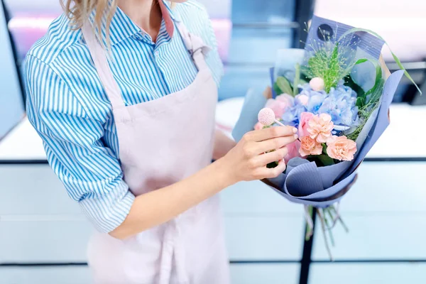 Blumenhändler arrangiert Blumenstrauß — Stockfoto