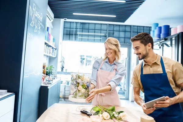 Fleuristes avec tablette numérique dans la boutique de fleurs — Photo de stock