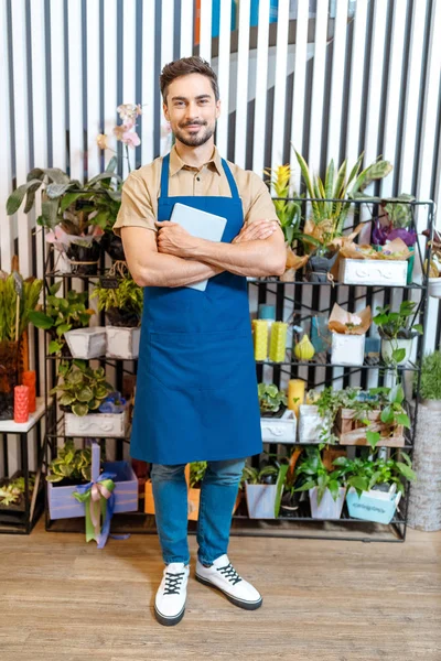 Florista masculino com tablet digital — Fotografia de Stock