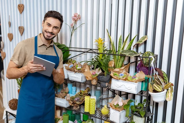 Fiorista con tablet digitale — Foto stock