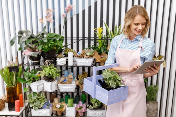 Флорист з цифровим планшетом у квітковому магазині — стокове фото