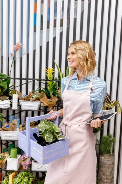 Blumengeschäft mit digitalem Tablet im Blumenladen — Stockfoto