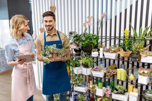 Fleuristes avec tablette numérique dans la boutique de fleurs — Photo de stock