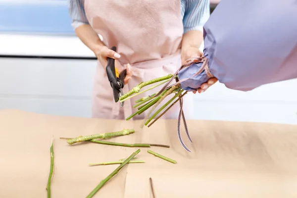 Florist cutting flowers — Stock Photo