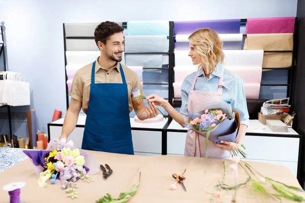 Florists working in flower shop — Stock Photo