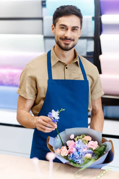 Floristin arbeitet im Blumenladen — Stockfoto