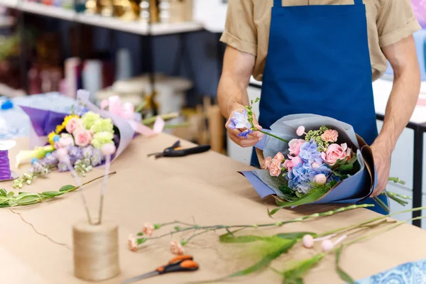Fiorista che lavora nel negozio di fiori — Foto stock