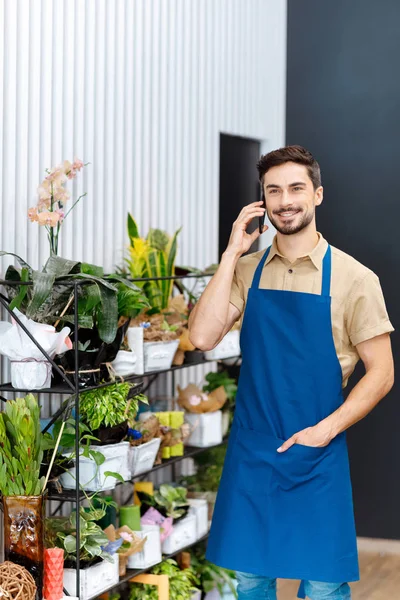 Florista hablando en smartphone - foto de stock