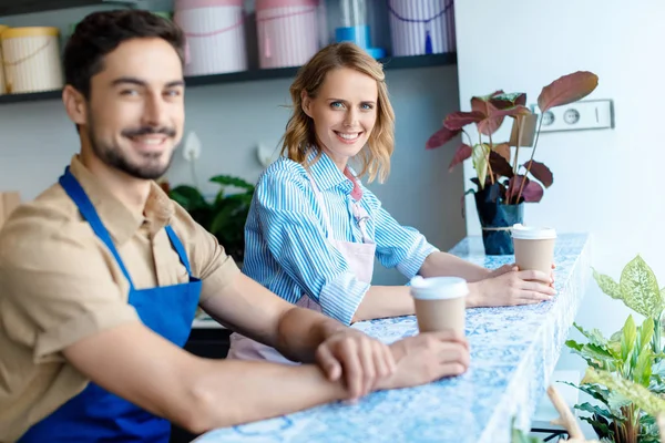 Jeunes travailleurs buvant du café — Photo de stock