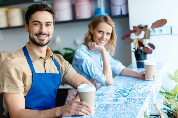 Giovani lavoratori che bevono caffè — Foto stock