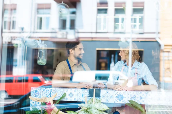 Giovani lavoratori che bevono caffè — Foto stock