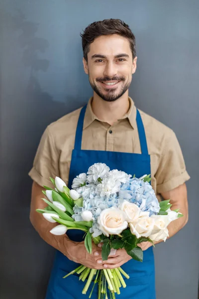 Beau fleuriste avec des fleurs — Photo de stock