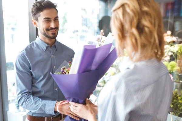 Florista y comprador con ramo - foto de stock