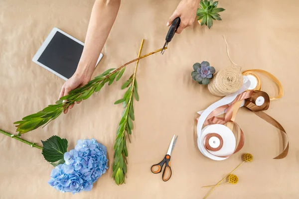 Florist cutting stem — Stock Photo