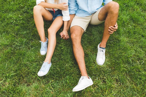 Paar hält Händchen — Stockfoto