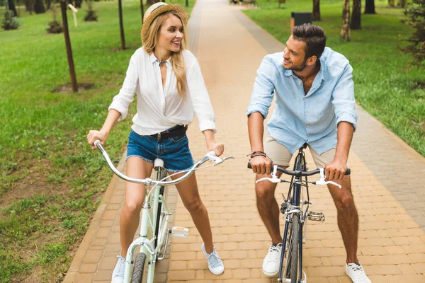 Casal feliz andar de bicicleta — Fotografia de Stock