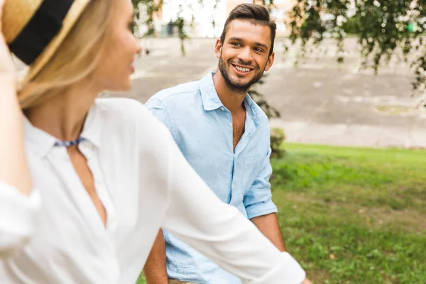 Uomo sorridente nel parco — Foto stock