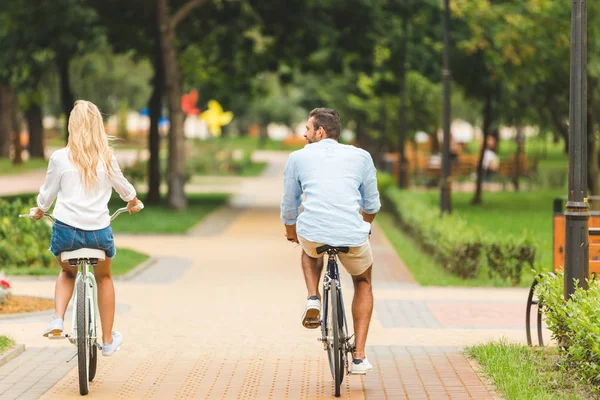 Couple à vélo dans le parc — Photo de stock