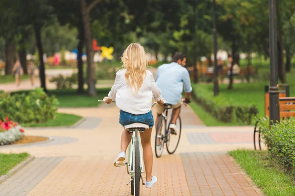 Couple riding bicycles in park — Stock Photo