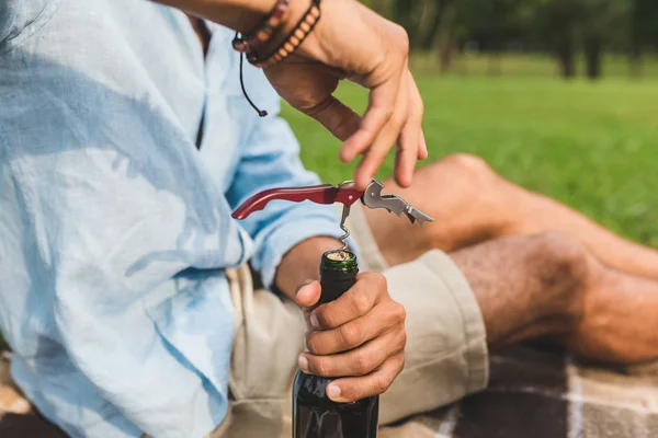 Hombre abriendo vino - foto de stock