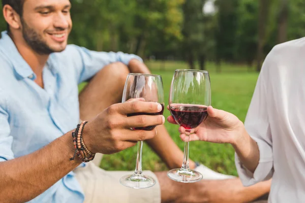 Couple cliquetis verres de vin sur la date — Photo de stock