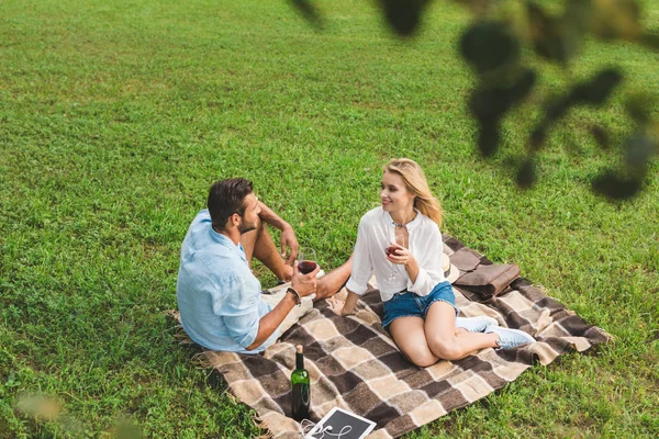 Paar trinkt Wein bei romantischem Date — Stockfoto