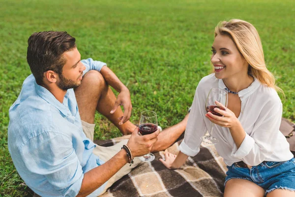 Pareja bebiendo vino en romántico fecha - foto de stock