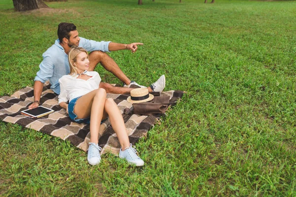 Pareja descansando en el parque - foto de stock