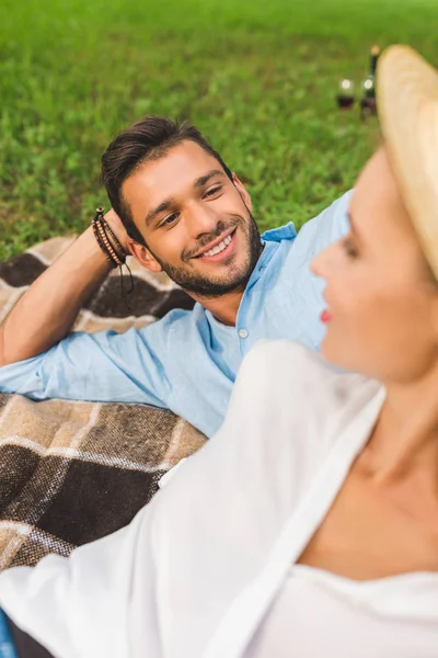 Sonriente hombre mirando novia - foto de stock