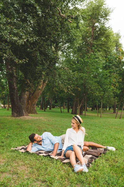 Casal descansando no parque — Fotografia de Stock