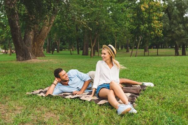 Пара отдыхающих в парке — стоковое фото