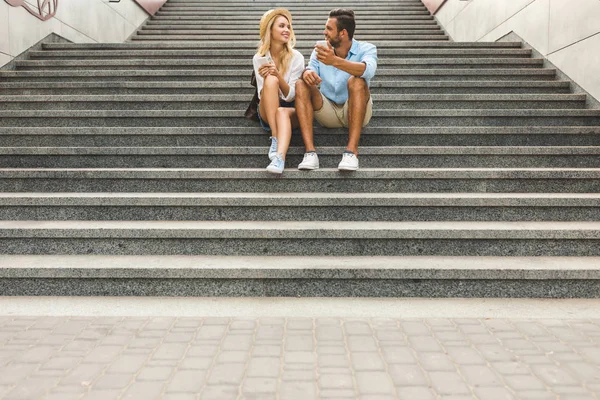 Pareja con smartphones en la calle - foto de stock