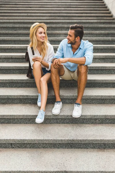 Pareja con smartphones en la calle - foto de stock