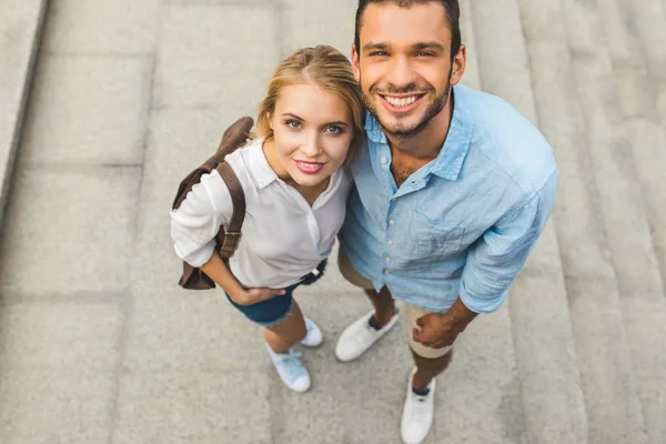 Lächelndes Paar auf der Straße — Stockfoto