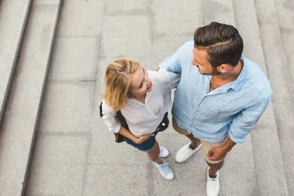 Pareja mirándose entre sí - foto de stock