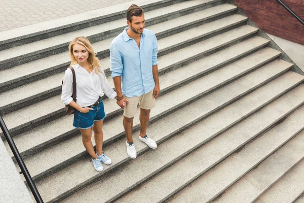 Coppia tenendosi per mano — Foto stock