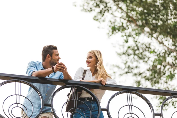 Pareja de pie en el puente - foto de stock