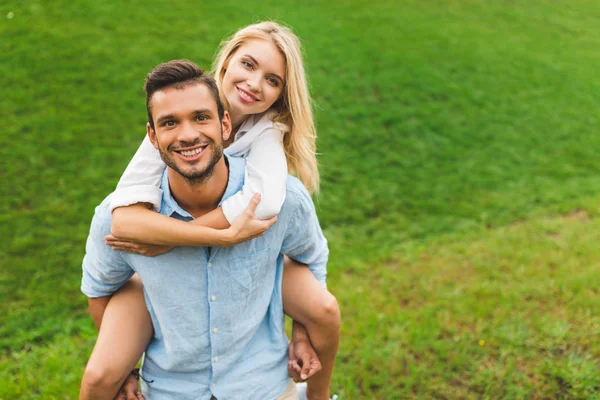 Mann und Frau huckepack — Stockfoto