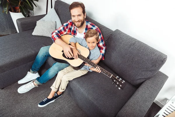 Padre e hijo tocando la guitarra - foto de stock