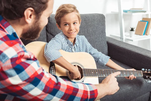 Père et fils jouant de la guitare — Photo de stock